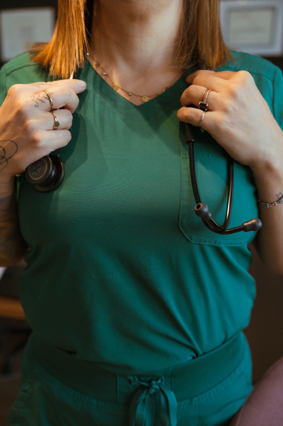 Clinicienne accueillant une patiente en consultation